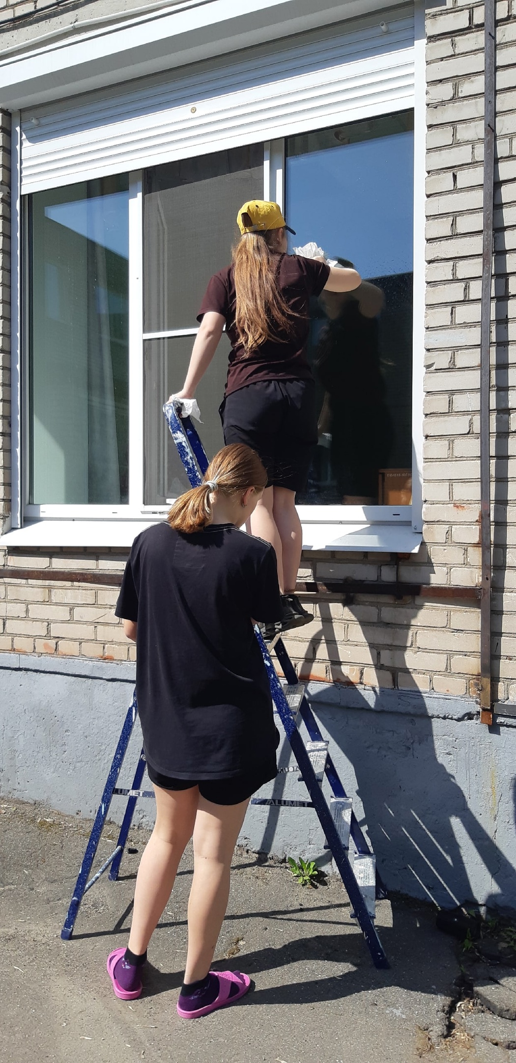 РЕБЯТА ИЗ ДОБРОВОЛЬЧЕСКОГО ОТРЯДА «ДАРИ ДОБРО» ПРОДОЛЖАЮТ СОВЕРШАТЬ ХОРОШИЕ ДЕЛА!