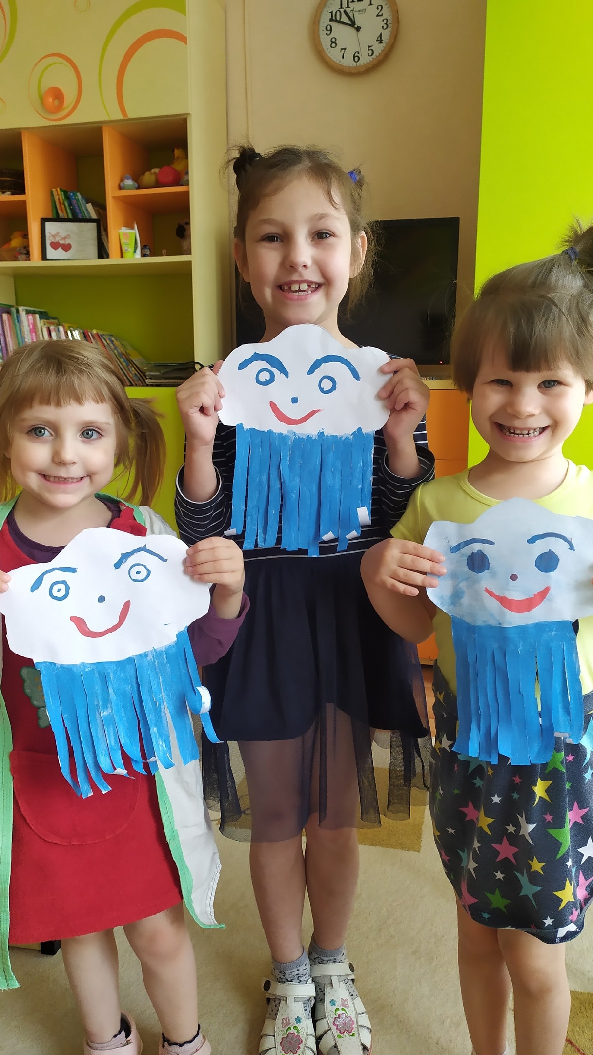 ВЕСЁЛЫЕ ТУЧКИ ПОГОСТИЛИ У НАШИХ МАЛЫШЕЙ