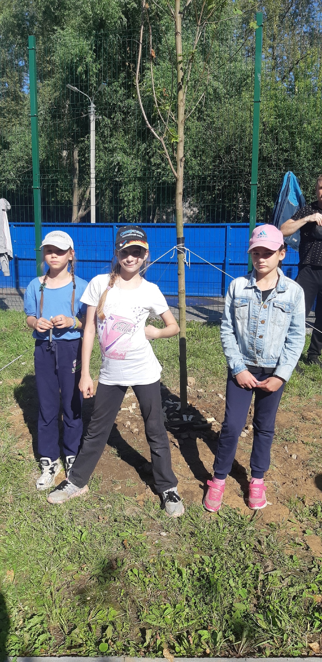 ДОБРОВОЛЬЦЫ ИЗ ОТРЯДА «ДАРИ ДОБРО» ПОСАДИЛИ ДЕРЕВЬЯ