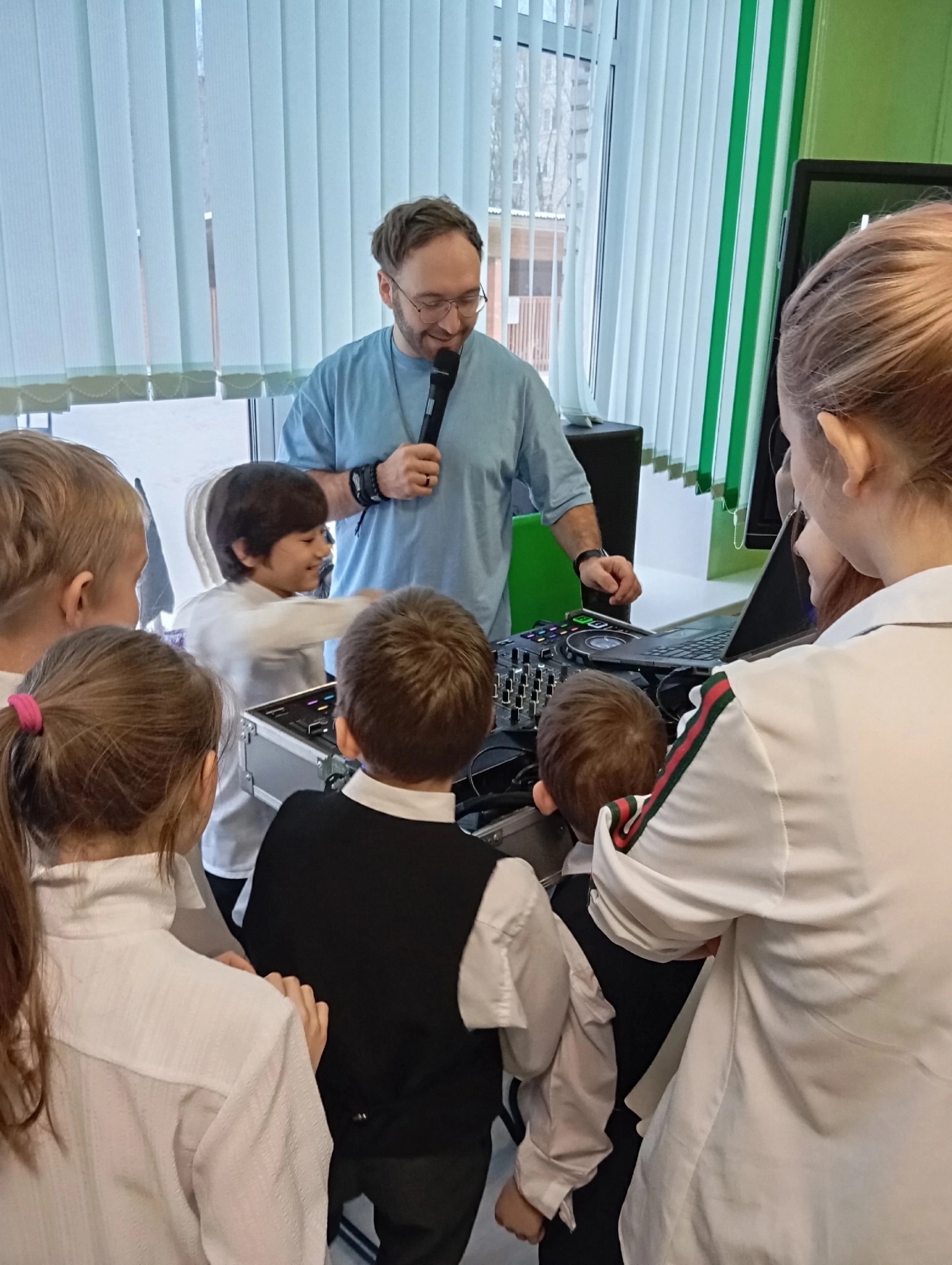 ПРОДОЛЖАЕМ ПОЛУЧАТЬ НОВОГОДНИЕ ПОЗДРАВЛЕНИЯ