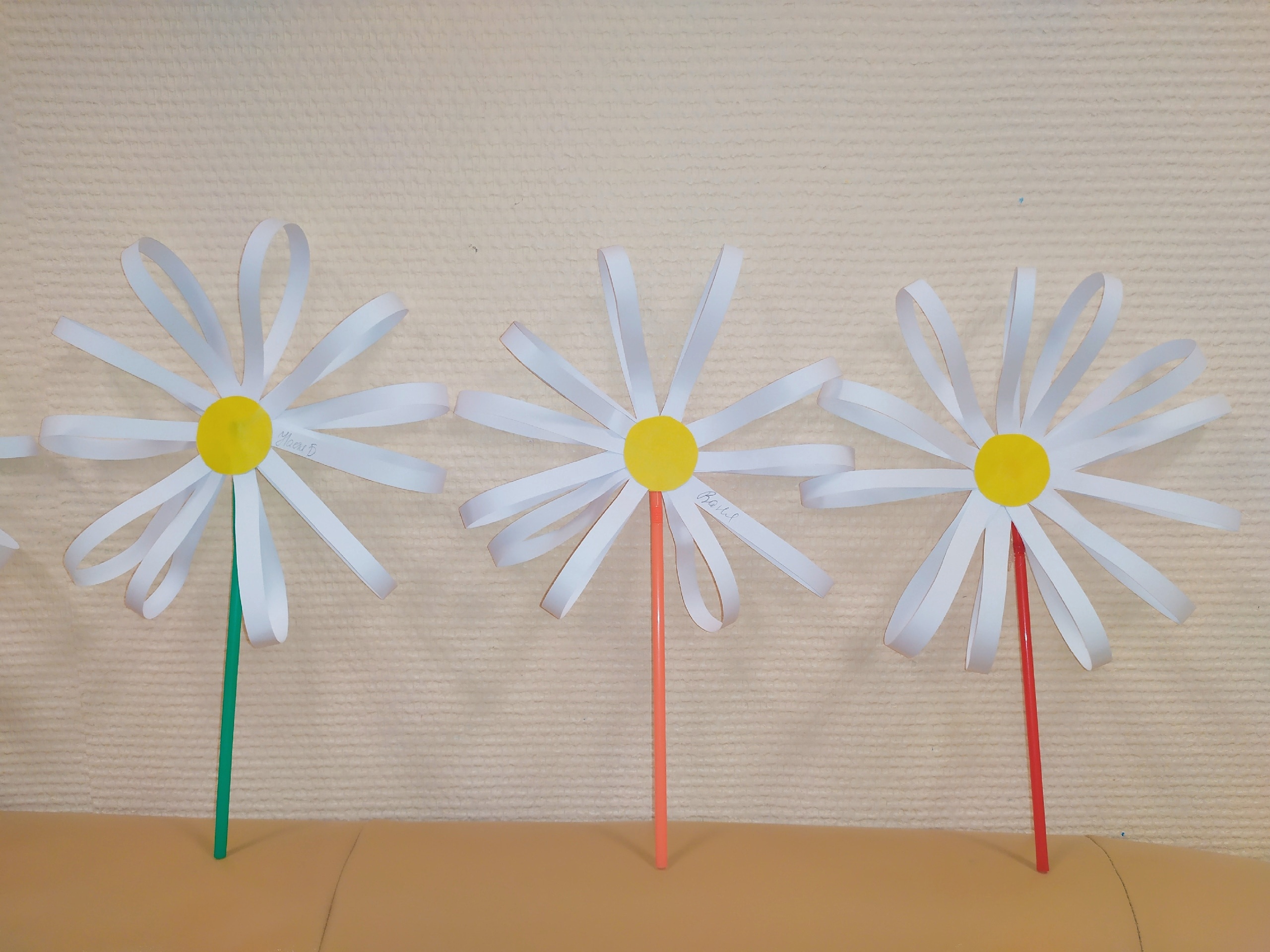 К ПРАЗДНИКУ СЕМЬИ, ЛЮБВИ И ВЕРНОСТИ МАЛЫШИ «РОСТКА» СДЕЛАЛИ РОМАШКИ