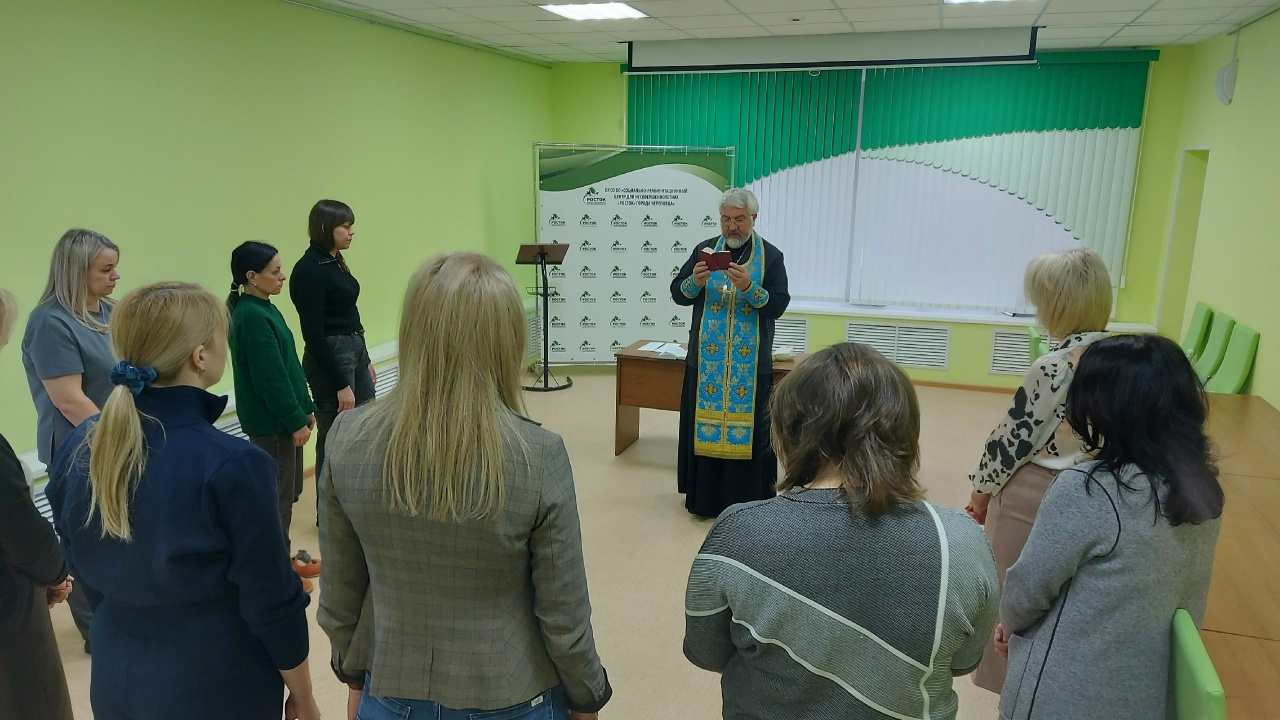 СВЯЩЕННИК ОСВЯТИЛ «РОСТОК» И СЕМЕЙНЫЙ МФЦ.