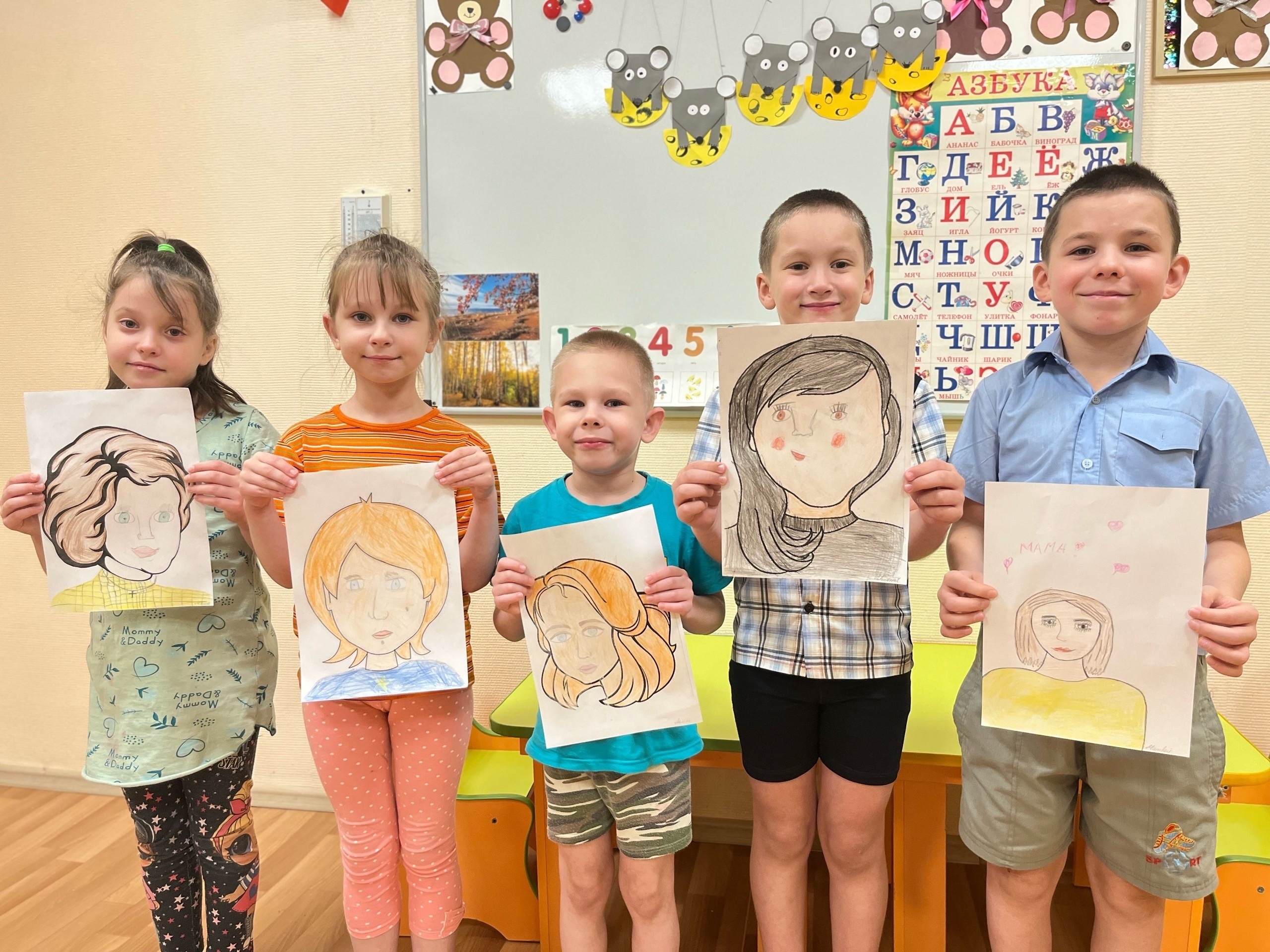 ПОЗДРАВЛЯЕМ С ДНЕМ МАТЕРИ!