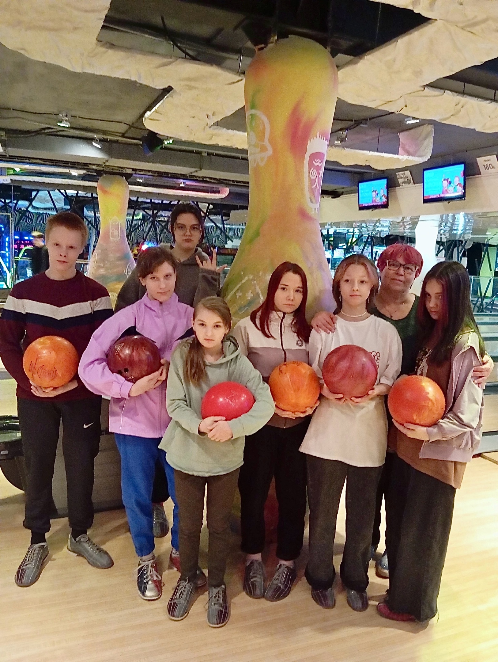 НА ВЫХОДНЫХ ВОСПИТАННИКИ ОТЛИЧНО ПРОВЕЛИ ВРЕМЯ В БОУЛИНГЕ!