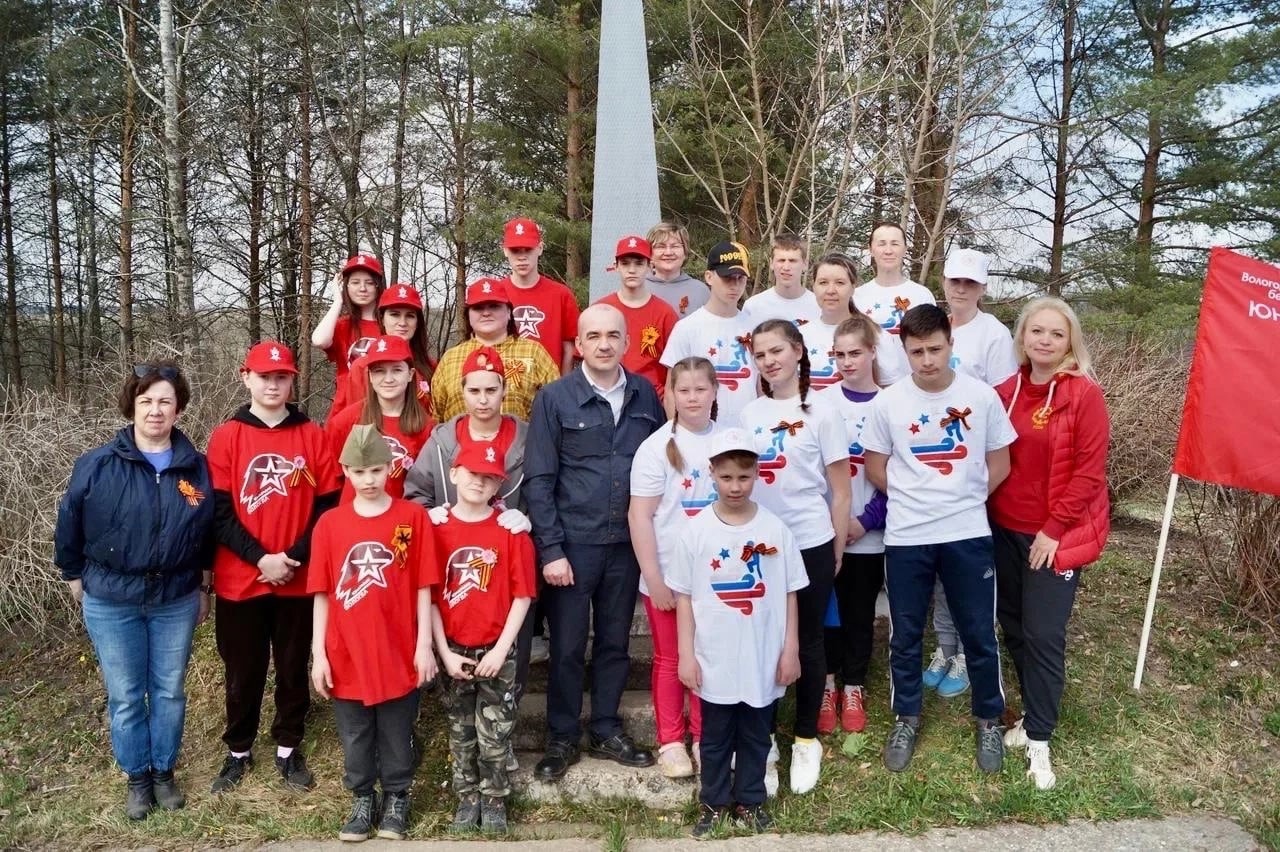 У ОБЕЛИСКА В РОЩЕ ПАМЯТИ СЕЛА МОЛОЧНОЕ ПРОШЕЛ ТРАДИЦИОННЫЙ СУББОТНИК
