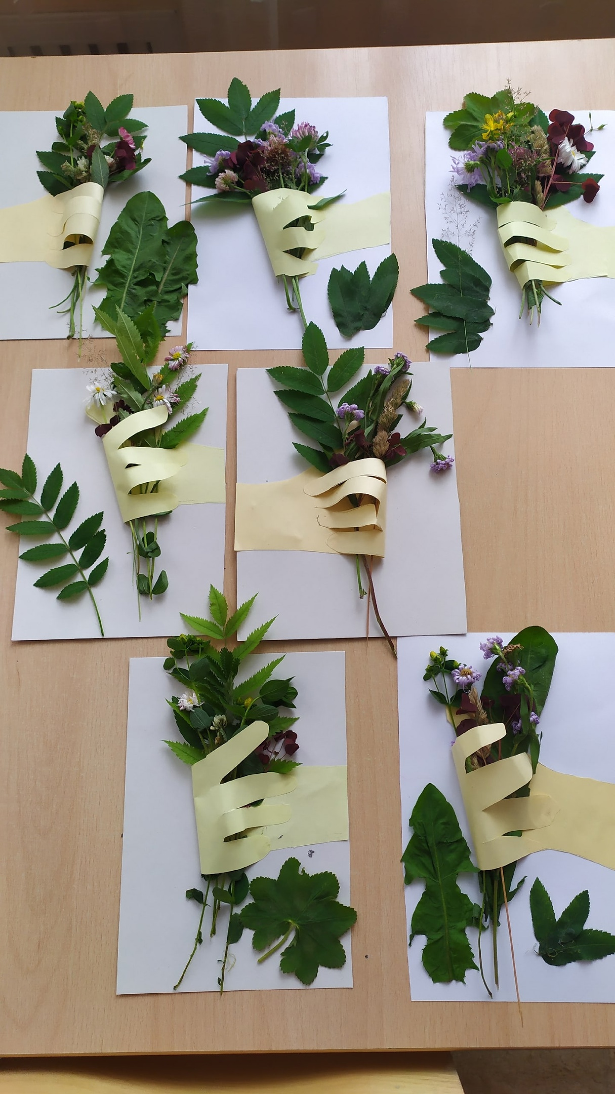 «НЕЗАТЕЙЛИВЫ, НЕ КАПРИЗНЫ»: МЛАДШИЕ ВОСПИТАННИКИ «РОСТКА» В НОВОЙ АППЛИКАЦИИ СОБРАЛИ БУКЕТЫ ПОЛЕВЫХ ЦВЕТОВ 