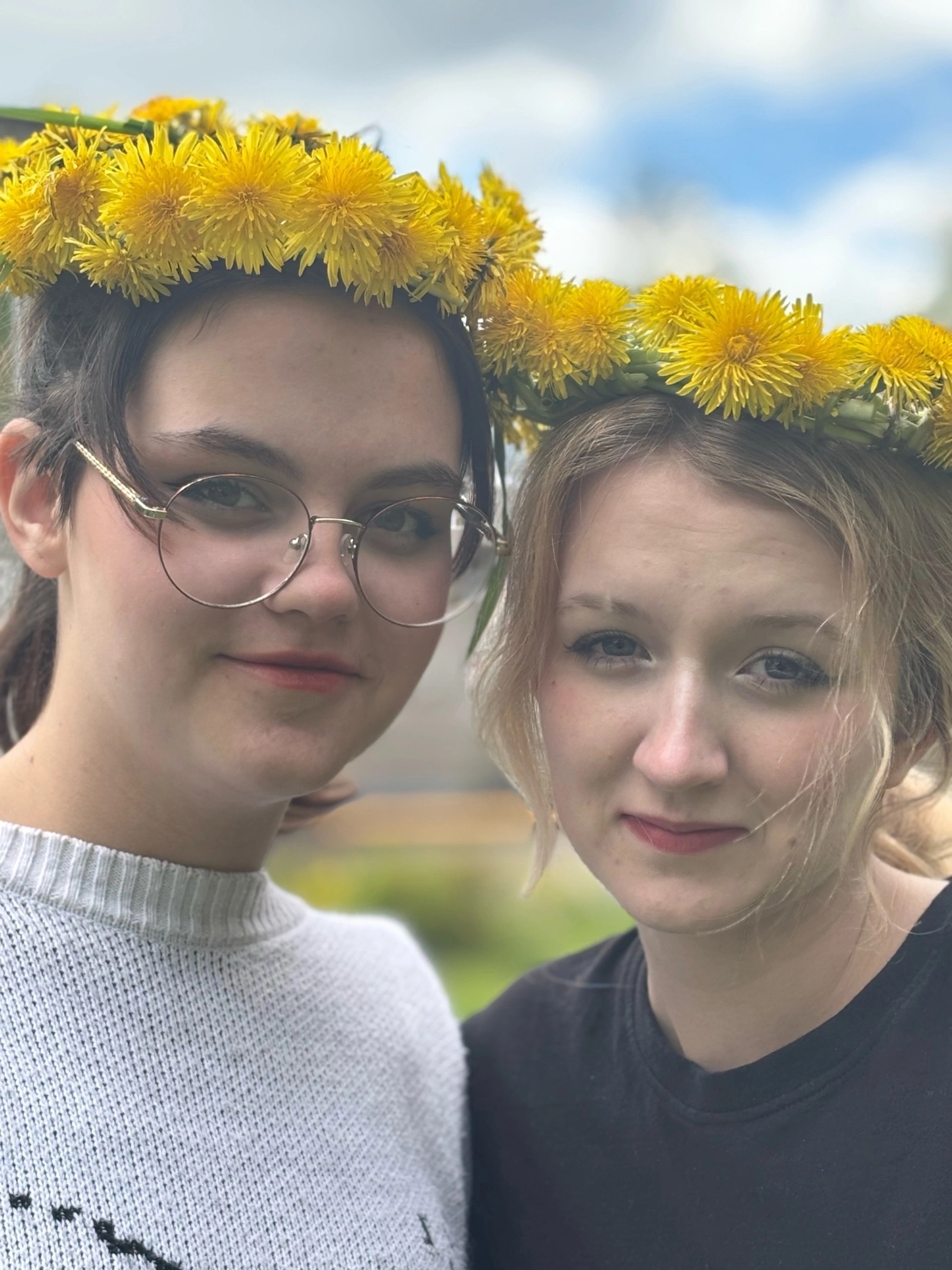 В ЭТИХ ПРОСТЫХ ВЕНКАХ ИЗ ОДУВАНЧИКОВ — ЦЕЛАЯ ИСТОРИЯ!