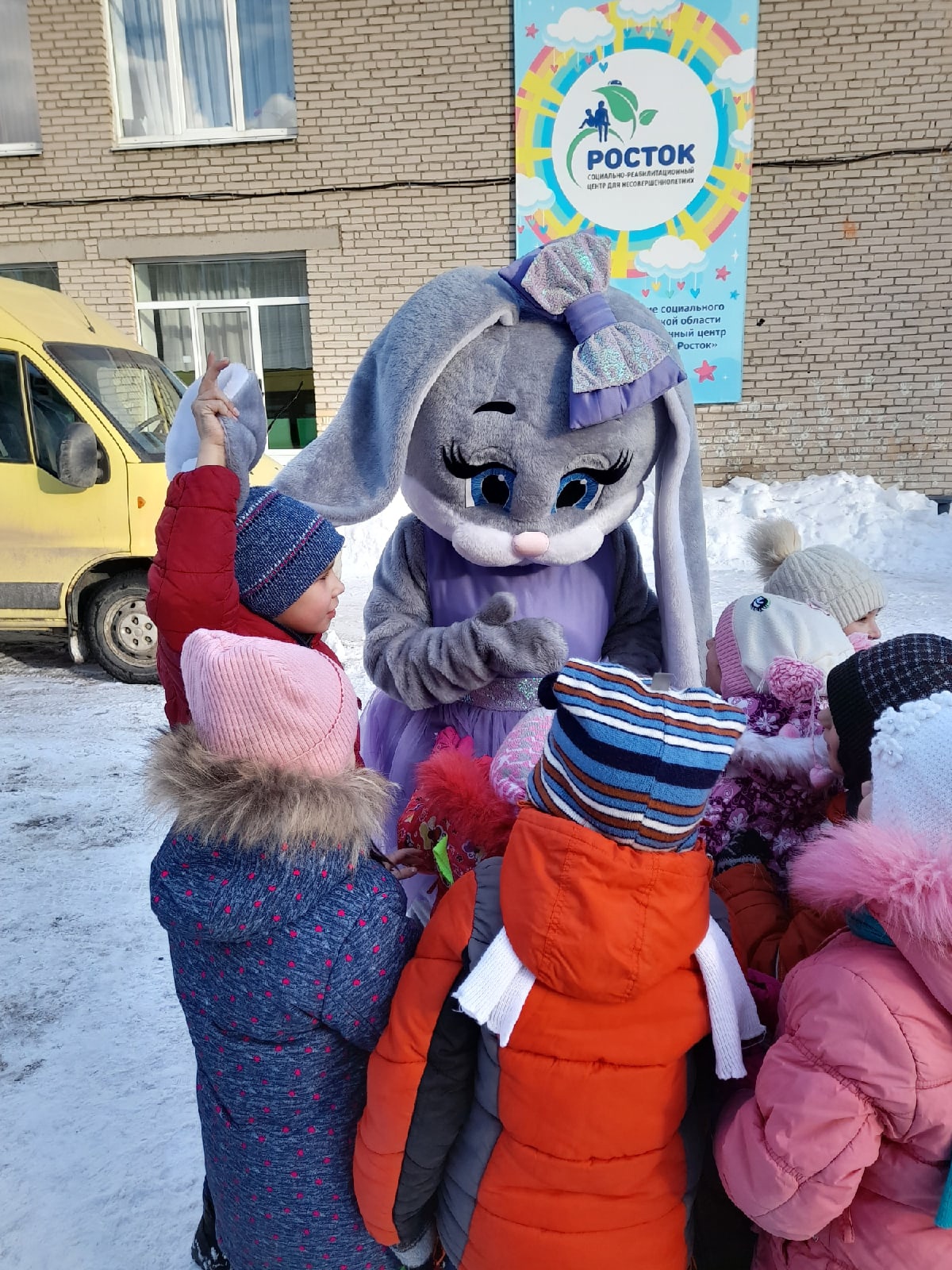 НАКАНУНЕ ПРАЗДНИКА В «РОСТОК» ПРИХОДИЛА ПРЕКРАСНАЯ ЗАЙКА!