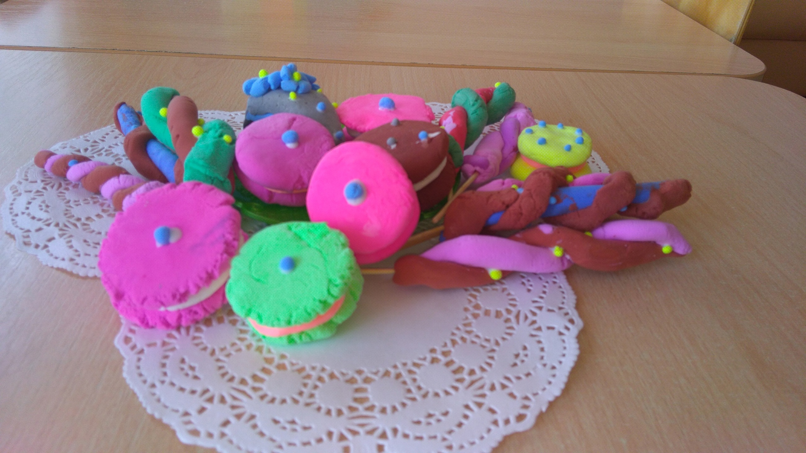 ЮНЫЕ КУЛИНАРЫ «РОСТКА» СЛЕПИЛИ СЛАДОСТИ ИЗ ПЛАСТИЛИНА!